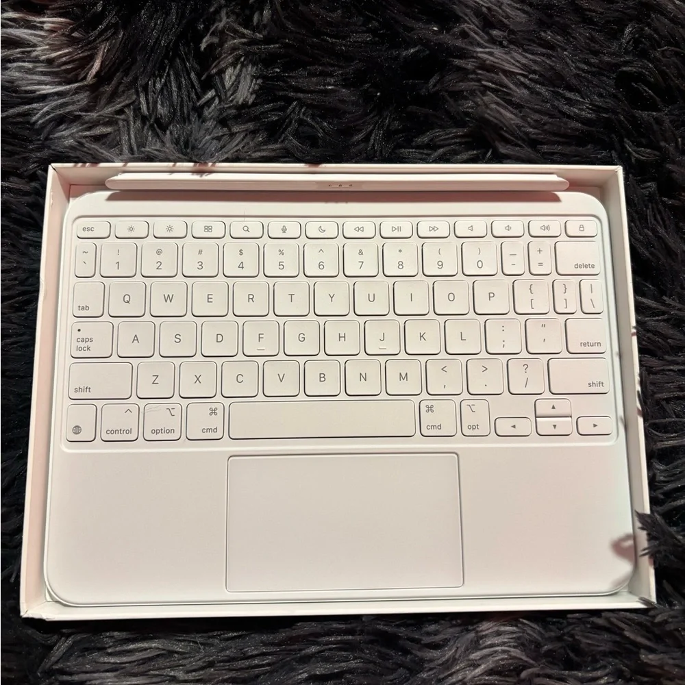 Apple iPad Magic Keyboard Folio in Light Gray